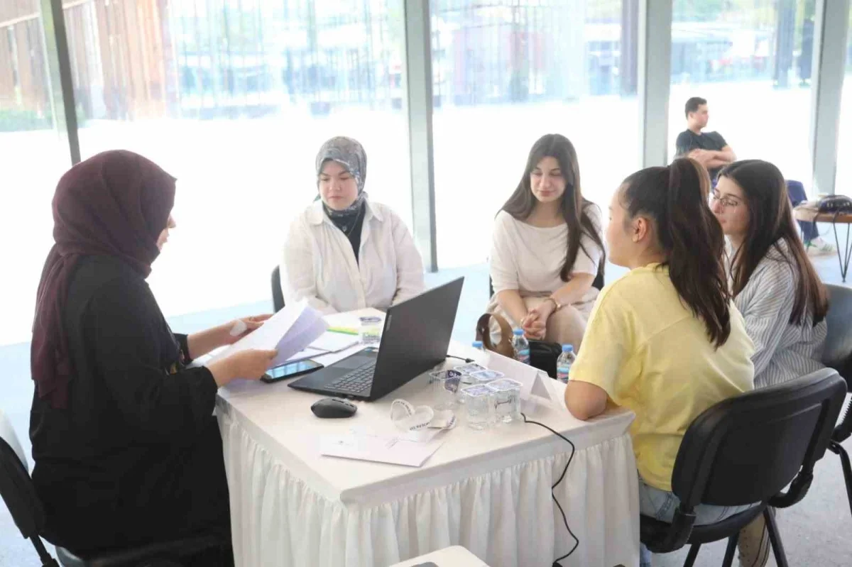 İnegöl Belediyesi tercih döneminde öğrencilerin yanında