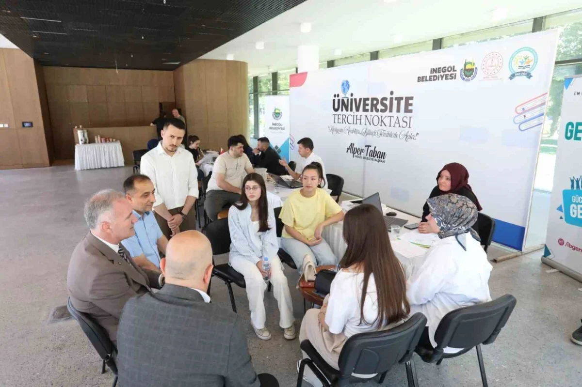 İnegöl Belediyesi tercih döneminde öğrencilerin yanında