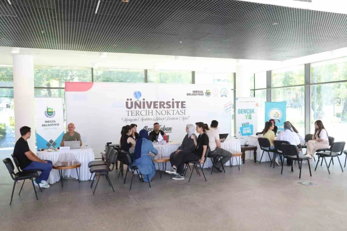 İnegöl Belediyesi tercih döneminde öğrencilerin yanında