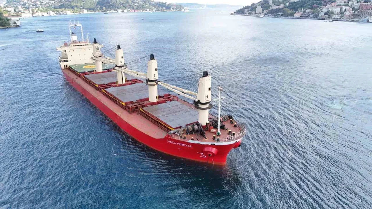 İstanbul Boğazı'nda gemi trafiği arıza yapan gemi nedeniyle durdu