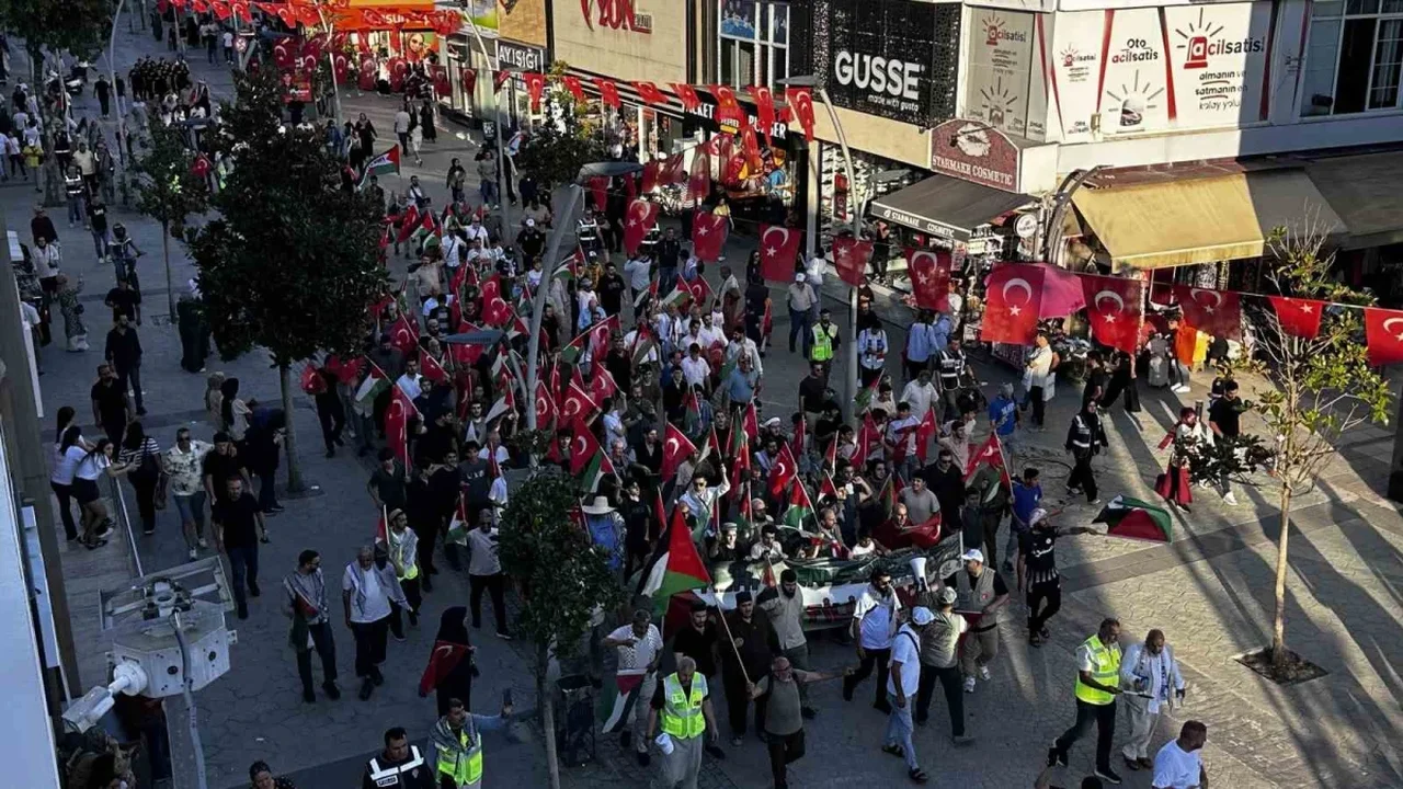 Uluslararası Filistin Kara Konvoyu Sakarya'da yürüyüş yaptı