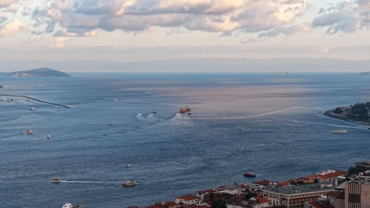 İstanbul Boğazı'nda arızalanan gemi Ahırkapı'ya çekildi