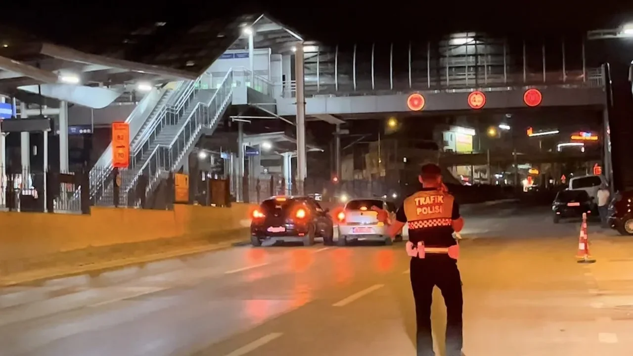 Polisin gözü önünde alkollü sürücü müşterinin aracıyla yakalandı