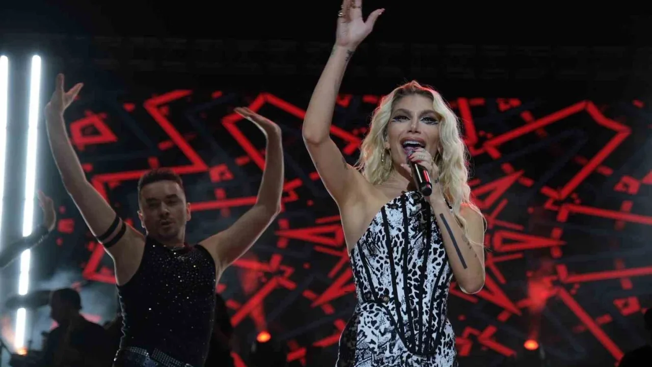 Büyükçekmece'de İrem Derici konseri festival coşkusunu artırdı