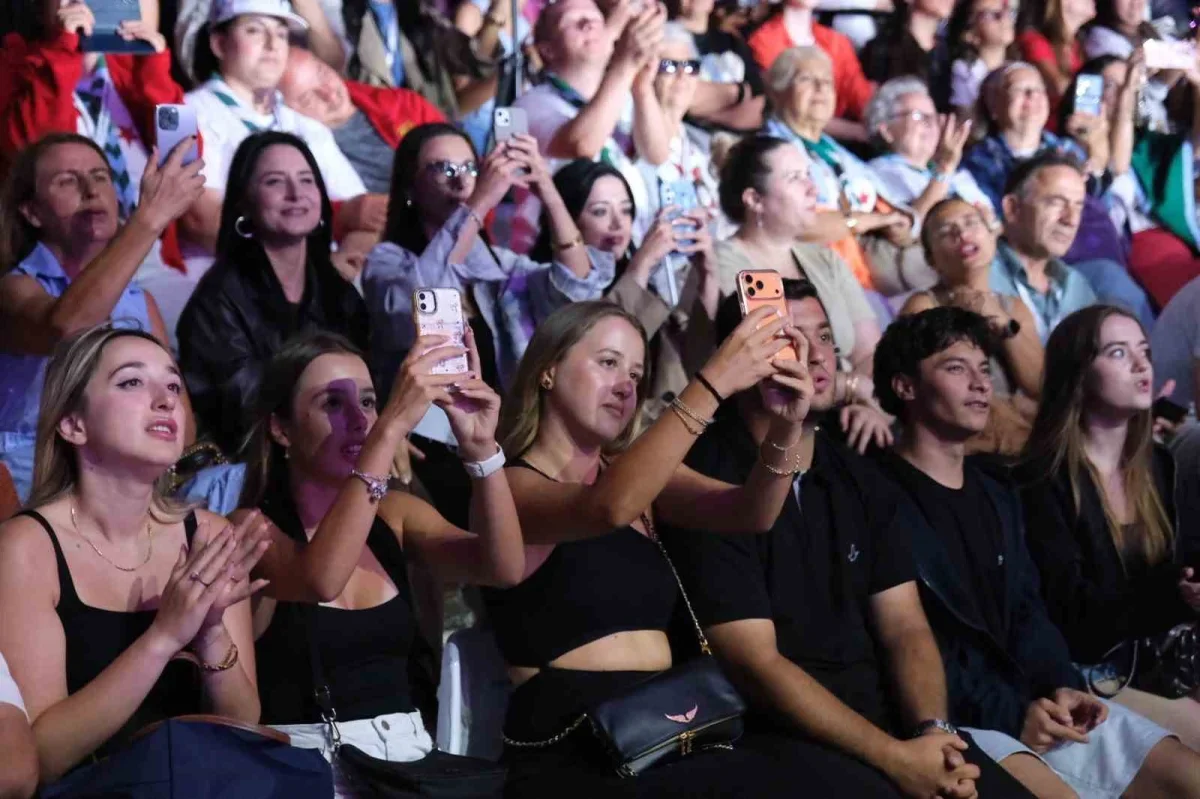 Büyükçekmece'de İrem Derici konseri festival coşkusunu artırdı