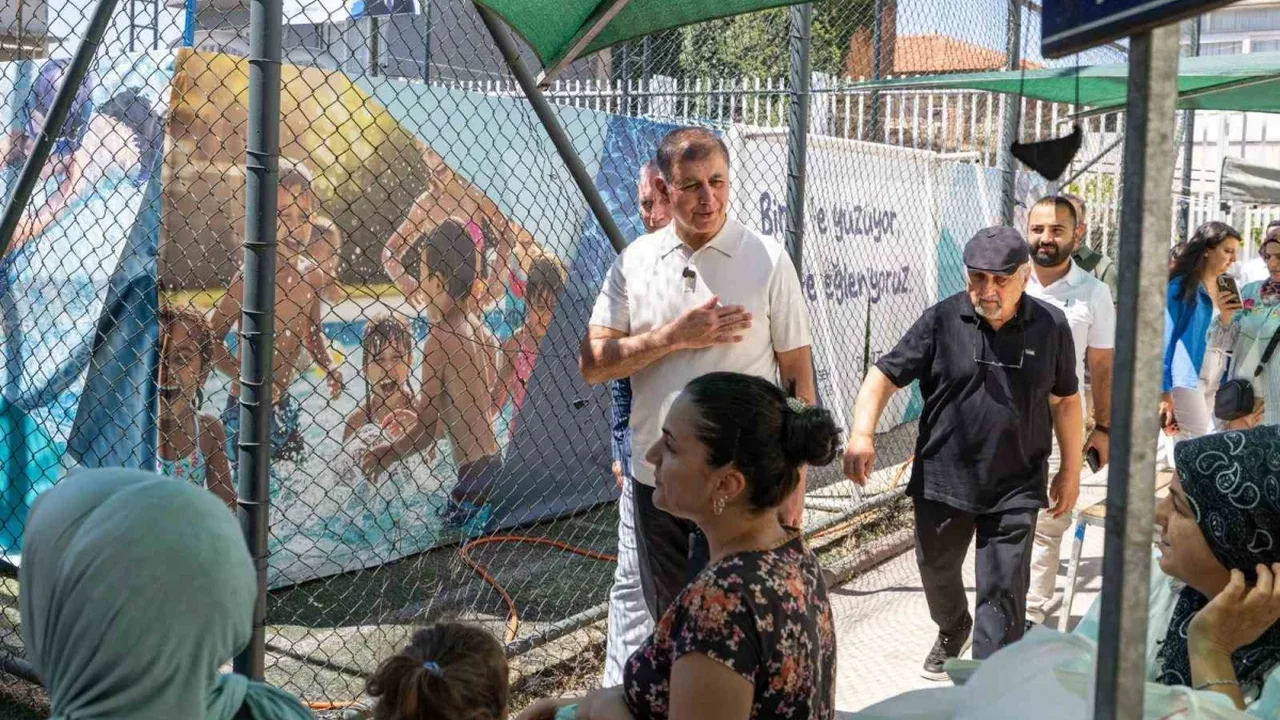 İzmir'de portatif havuzda ilk yüzme heyecanı yaşandı