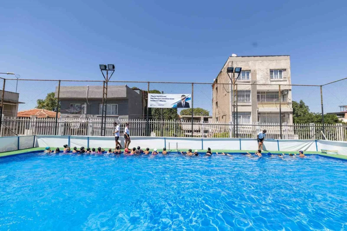 İzmir'de portatif havuzda ilk yüzme heyecanı yaşandı