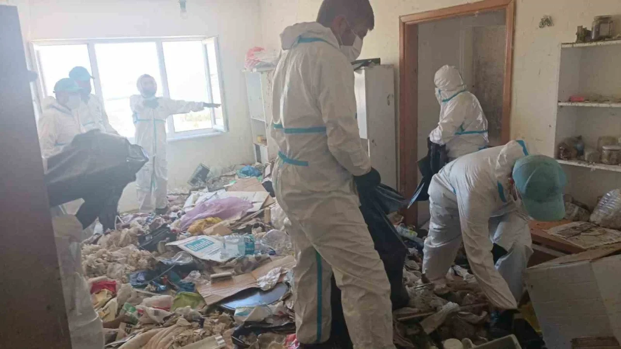Balkan Mahallesi'nde bir evden 28 ton çöp çıkarıldı