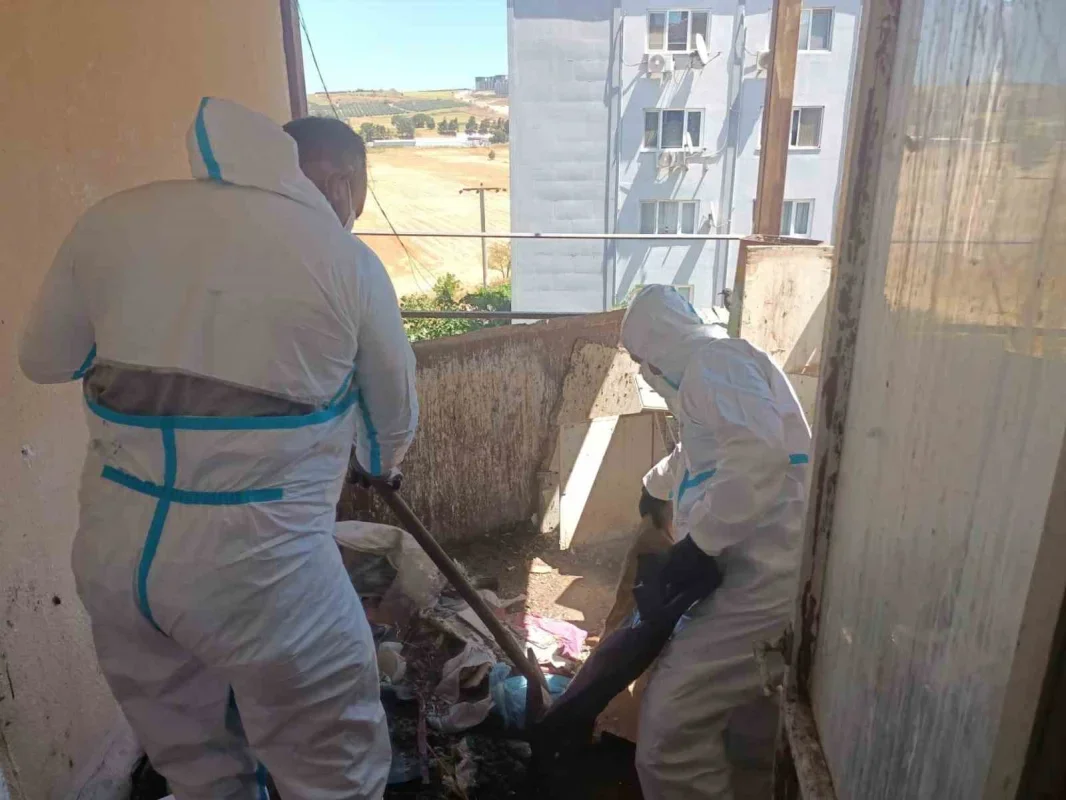 Balkan Mahallesi'nde bir evden 28 ton çöp çıkarıldı