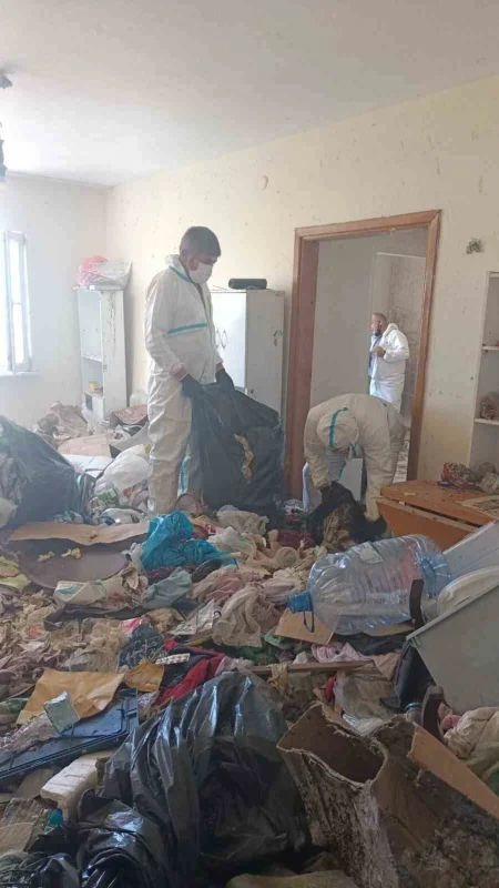 Balkan Mahallesi'nde bir evden 28 ton çöp çıkarıldı