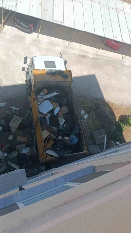 Balkan Mahallesi'nde bir evden 28 ton çöp çıkarıldı
