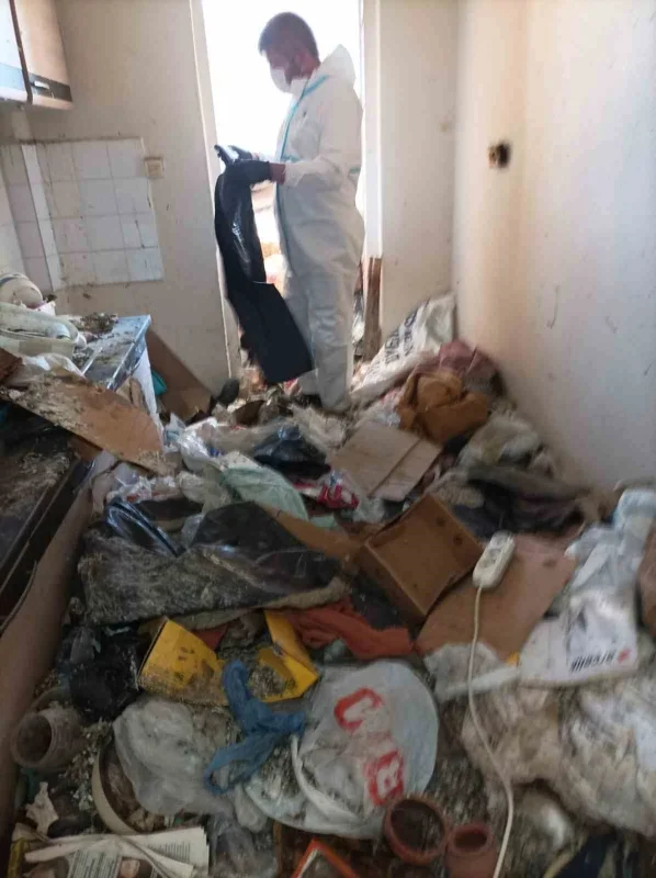 Balkan Mahallesi'nde bir evden 28 ton çöp çıkarıldı