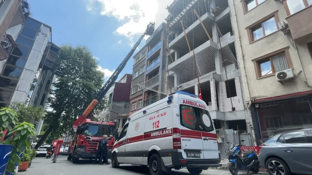 Beyoğlu'nda çatıdaki çıplak kişi paniğe neden oldu, turist çıktı