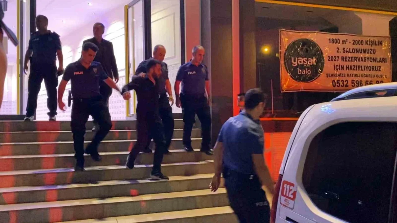 İnegöl'de düğünde bıçaklı kavga: 3 kişi yaralandı