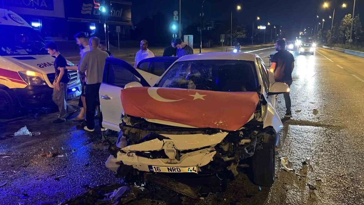 Bursa'da ters yöne giren otomobil çarpıştı: 7 yaralı