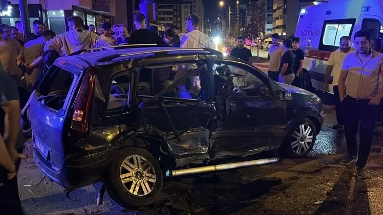 Bursa'da ters yöne giren otomobil çarpıştı: 7 yaralı