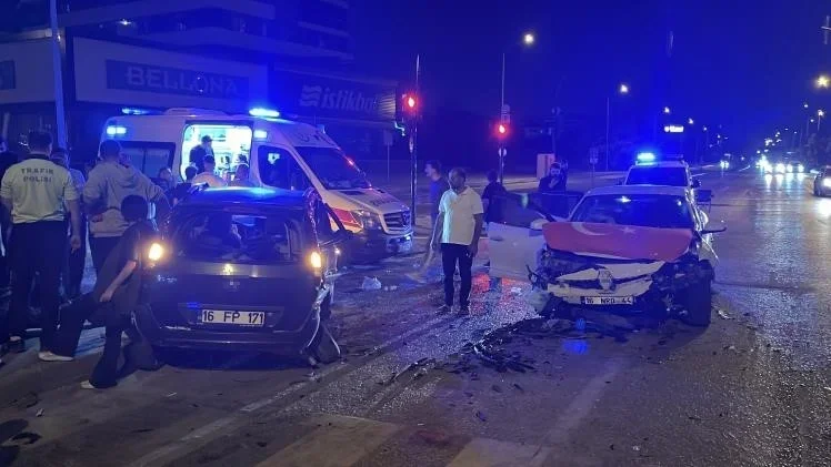 Bursa'da ters yöne giren otomobil çarpıştı: 7 yaralı