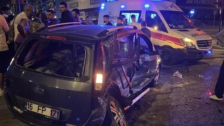 Bursa'da ters yöne giren otomobil çarpıştı: 7 yaralı