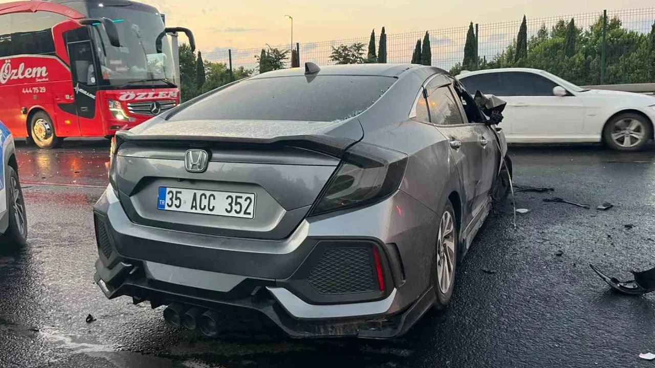 Bahçelievler E5'te kaza sonrası otomobil alev aldı
