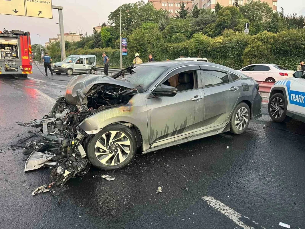 Bahçelievler E5'te kaza sonrası otomobil alev aldı