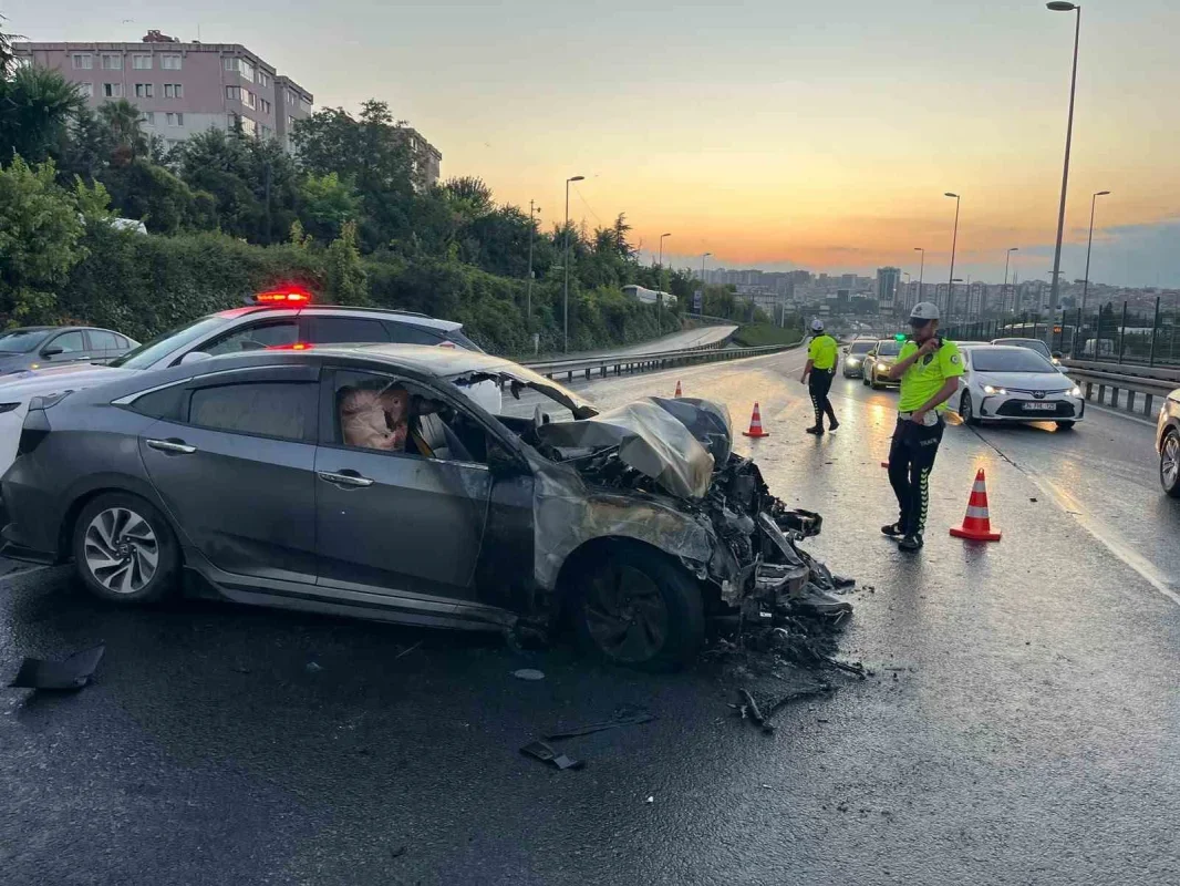 Bahçelievler E5'te kaza sonrası otomobil alev aldı