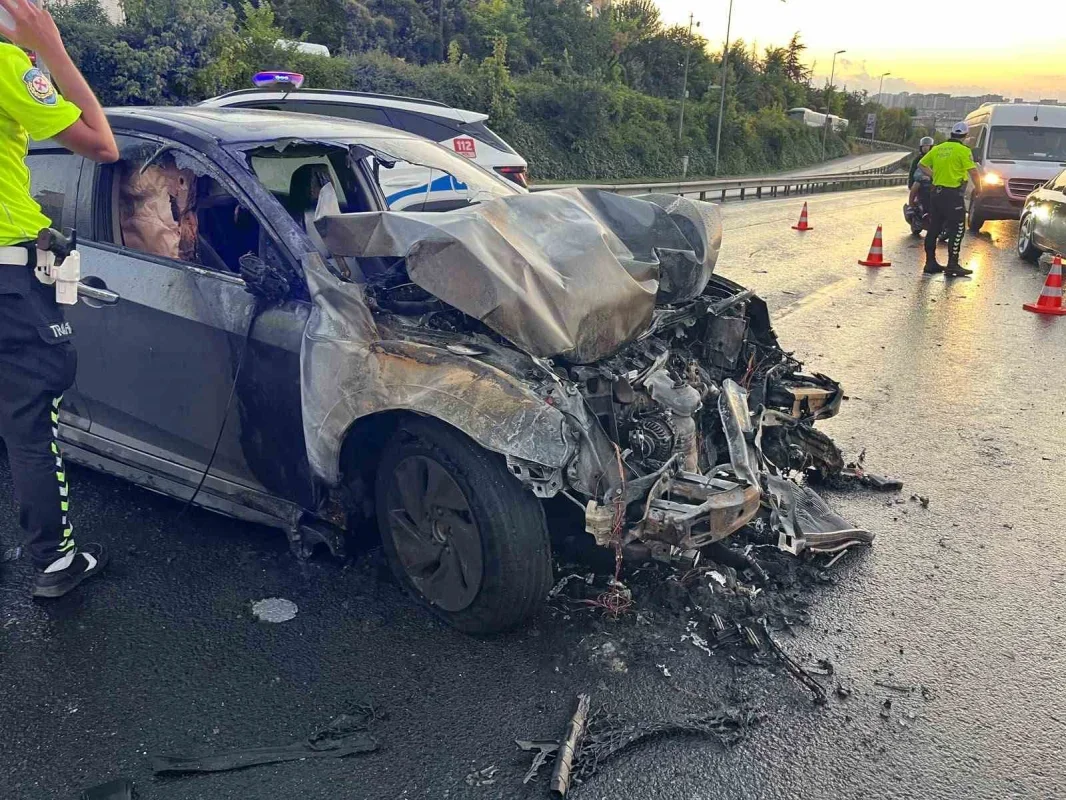 Bahçelievler E5'te kaza sonrası otomobil alev aldı