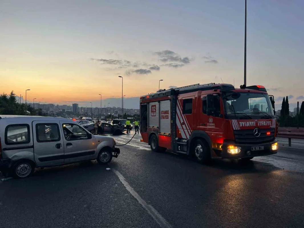 Bahçelievler E5'te kaza sonrası otomobil alev aldı