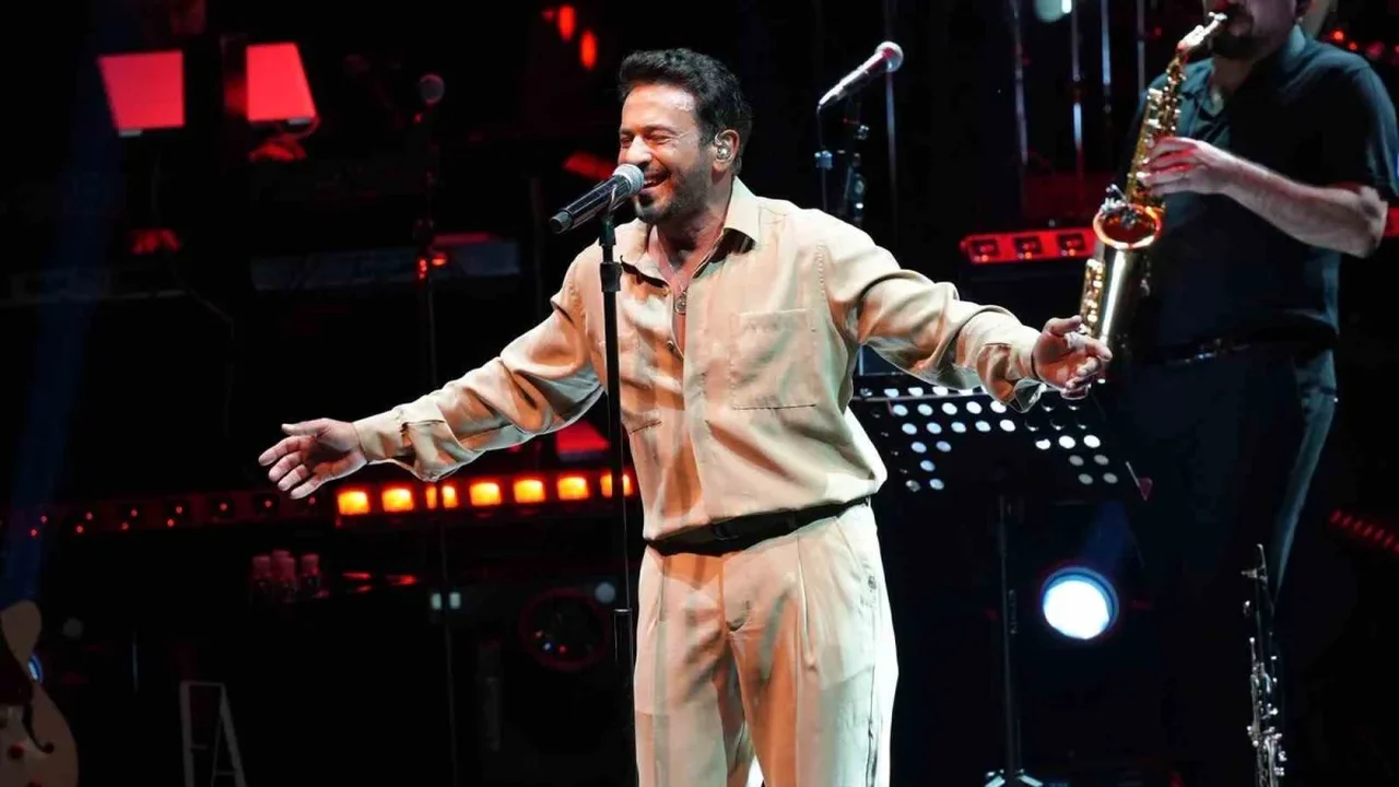 Emre Altuğ, Uluslararası Bursa Festivali'nde sahne aldı