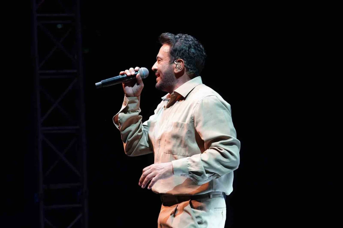Emre Altuğ, Uluslararası Bursa Festivali'nde sahne aldı