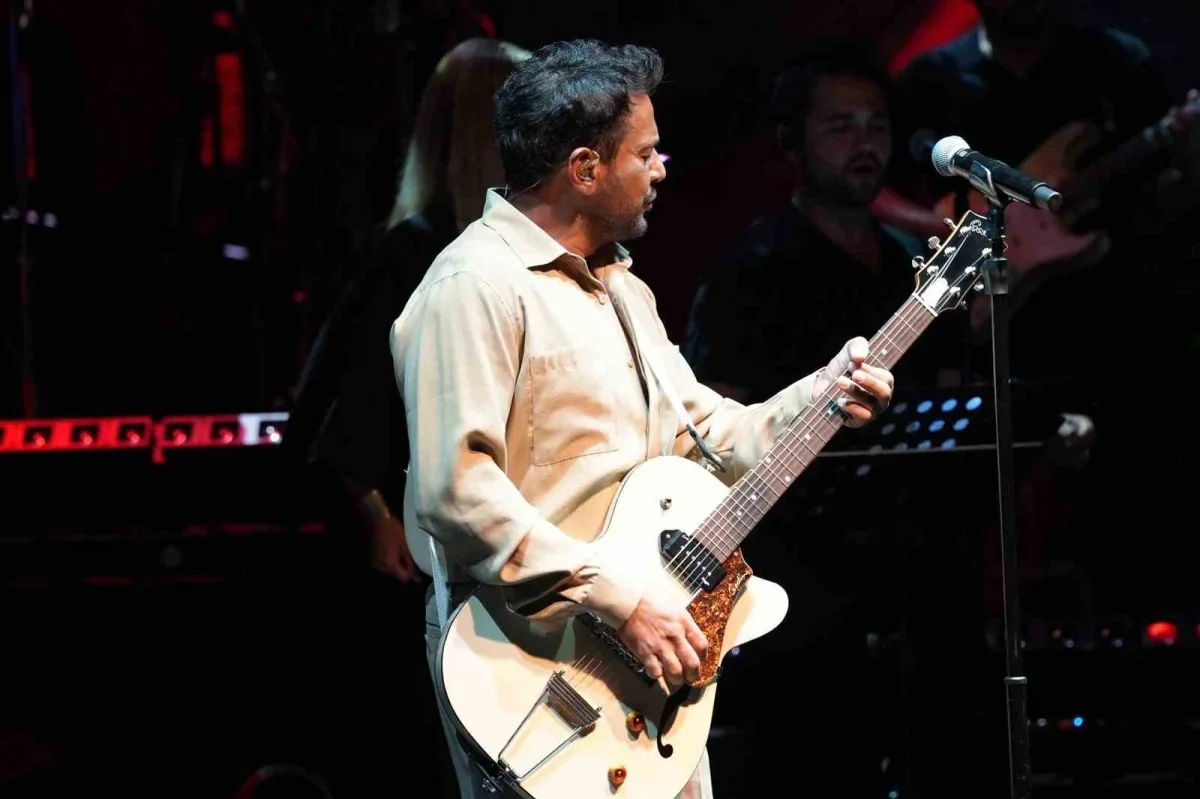 Emre Altuğ, Uluslararası Bursa Festivali'nde sahne aldı