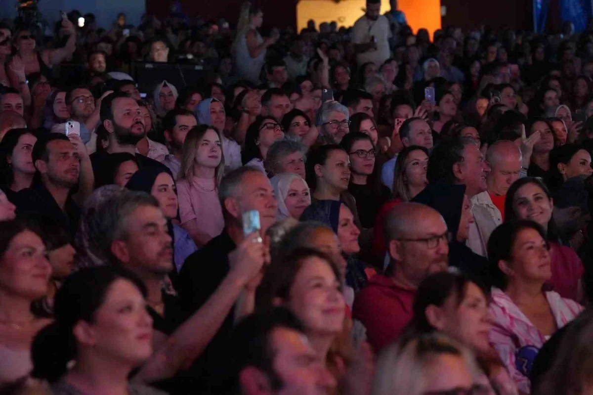 Emre Altuğ, Uluslararası Bursa Festivali'nde sahne aldı