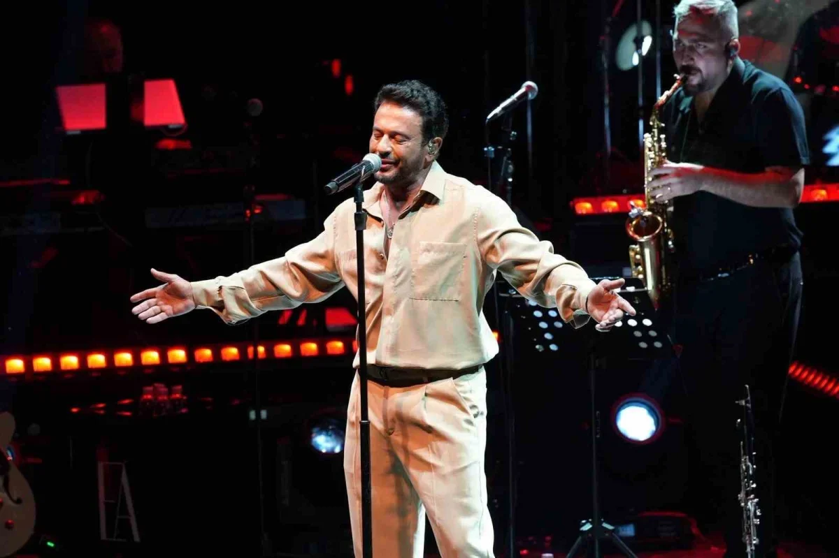 Emre Altuğ, Uluslararası Bursa Festivali'nde sahne aldı