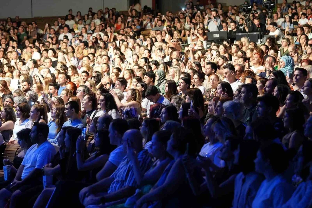 Emre Altuğ, Uluslararası Bursa Festivali'nde sahne aldı