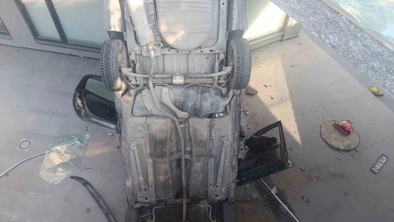 Bakırköy'de araç bina boşluğuna uçtu: 2 kişi yaralandı