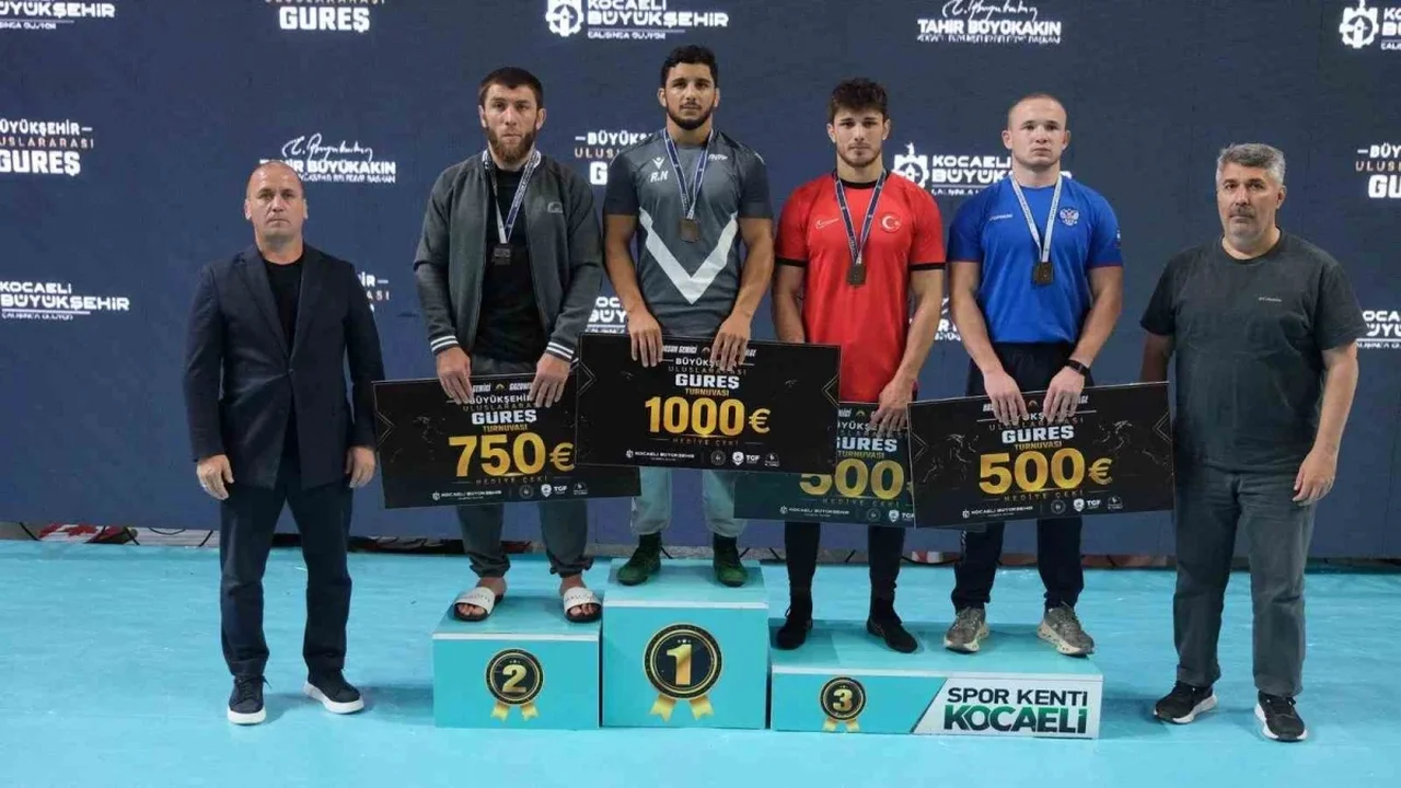 Kocaeli'de güreş turnuvasında Türk sporcular 27 madalya kazandı