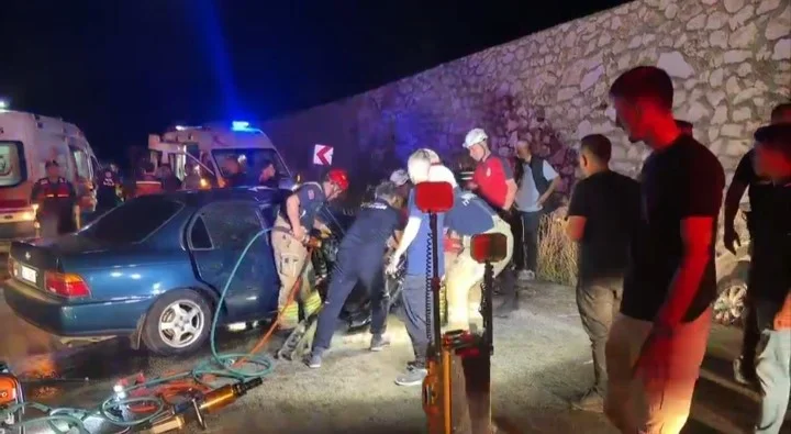 Bursa İznik'te kafa kafaya çarpışma: 5 yaralı, 2 ölü