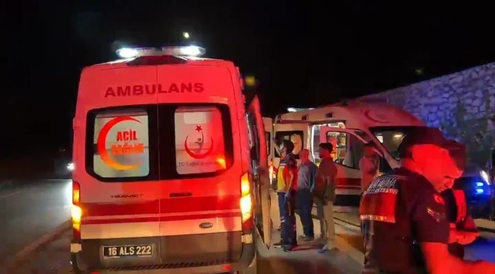 Bursa İznik'te kafa kafaya çarpışma: 5 yaralı, 2 ölü