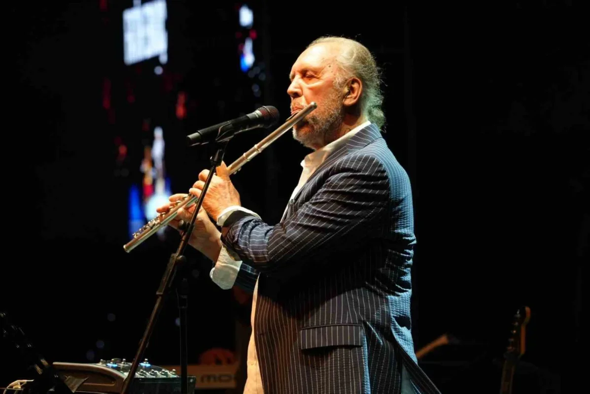 Fatih Erkoç, Bursa Festivali'nde açıkhavada unutulmaz gece yaşattı