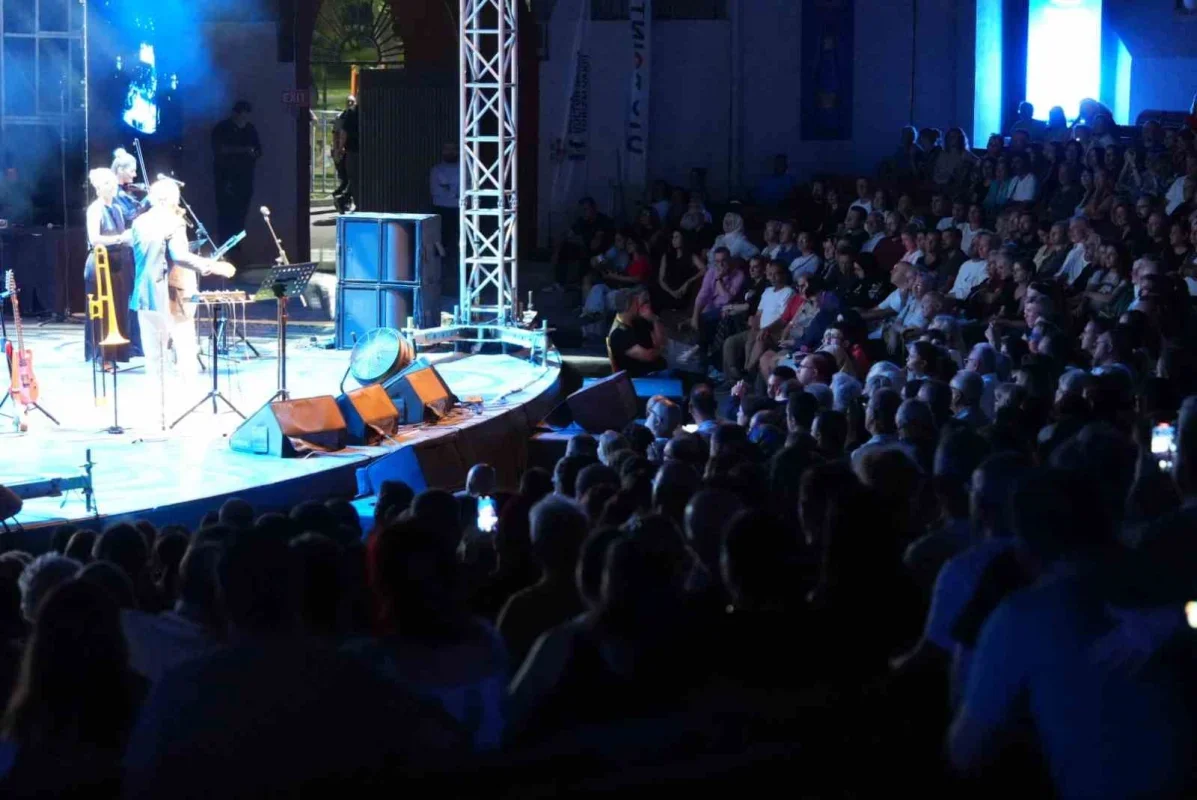 Fatih Erkoç, Bursa Festivali'nde açıkhavada unutulmaz gece yaşattı