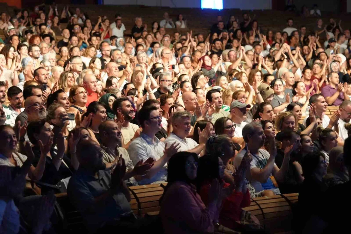 Fatih Erkoç, Bursa Festivali'nde açıkhavada unutulmaz gece yaşattı