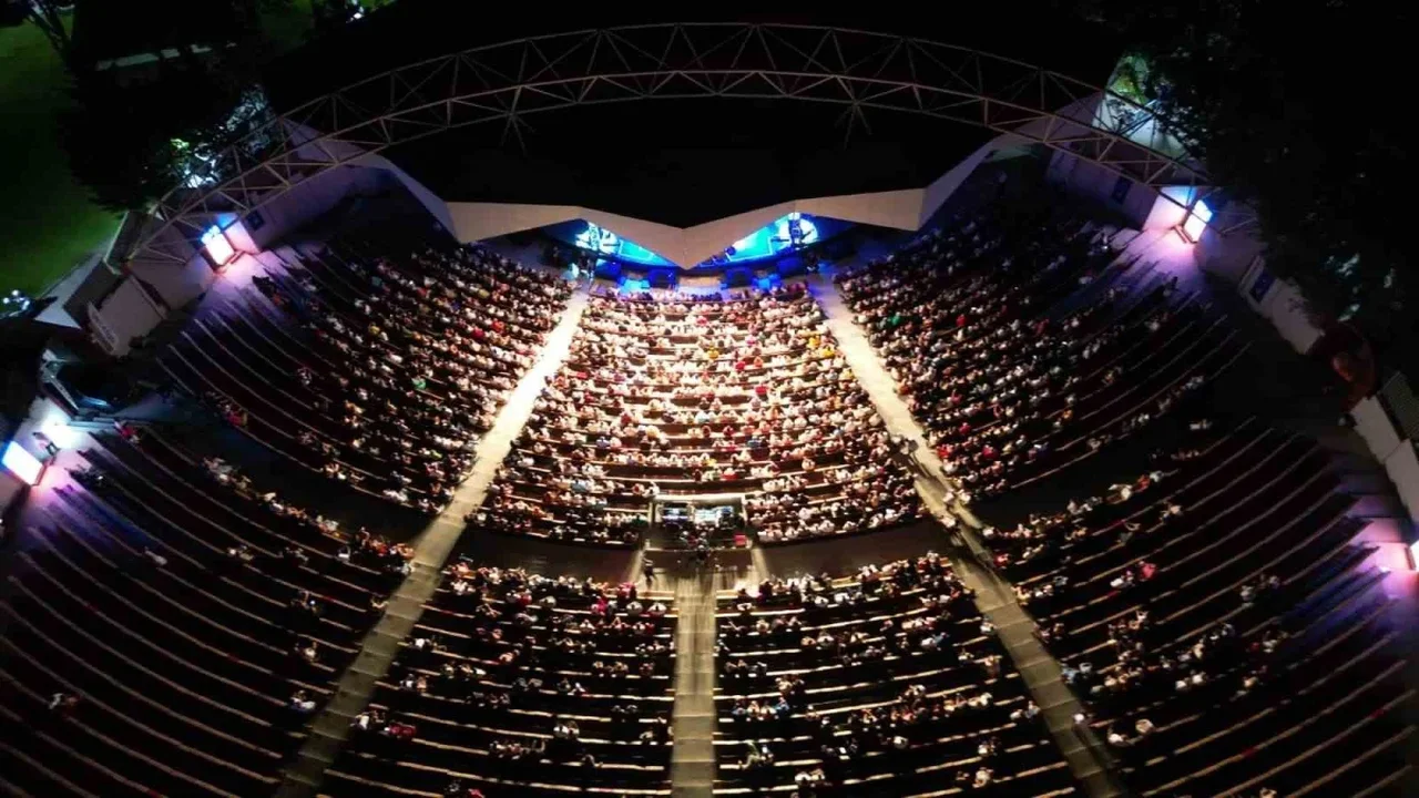 Fatih Erkoç, Bursa Festivali'nde açıkhavada unutulmaz gece yaşattı