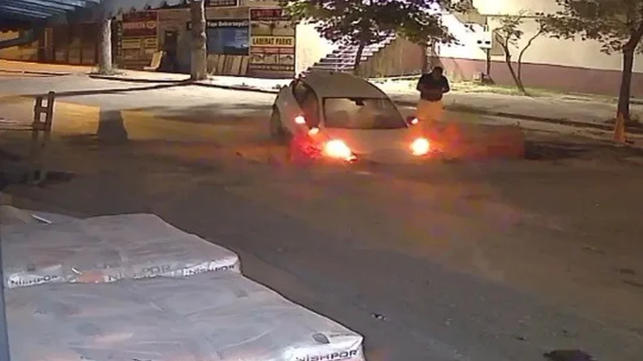 Karasu'da altyapı çukuruna saplanan otomobil kamerada