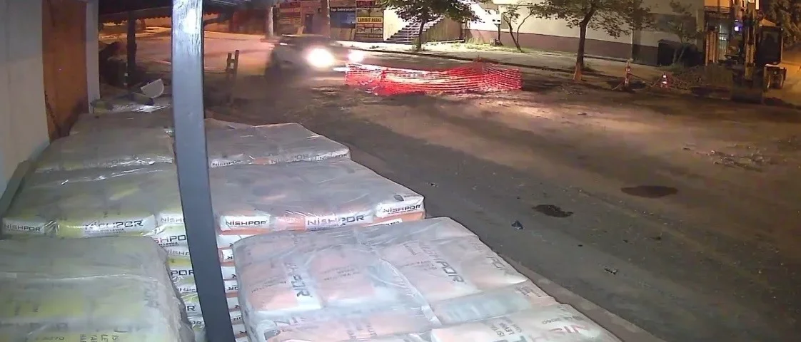 Karasu'da altyapı çukuruna saplanan otomobil kamerada