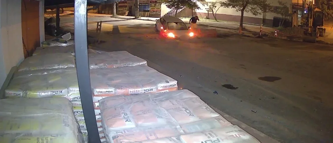Karasu'da altyapı çukuruna saplanan otomobil kamerada