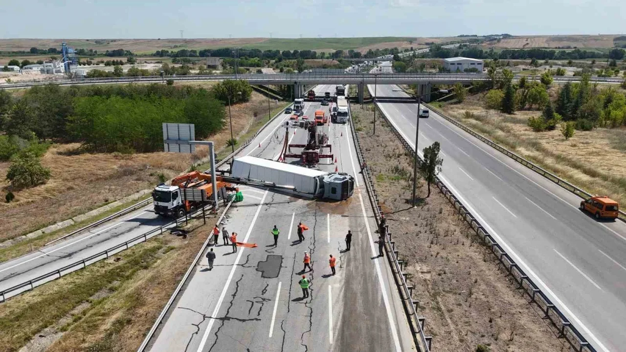 Meyve yüklü tır devrildi: Avrupa Otoyolu Havsa'da kapandı