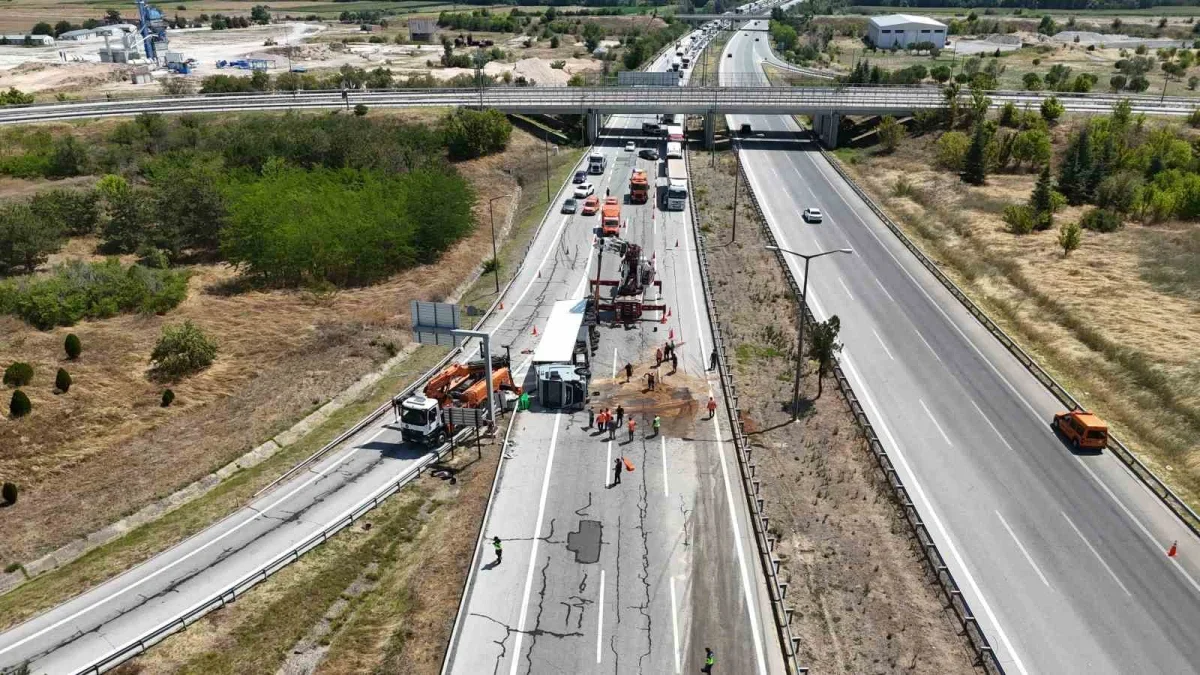 Meyve yüklü tır devrildi: Avrupa Otoyolu Havsa'da kapandı