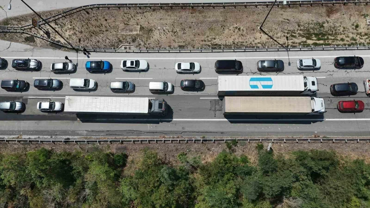 Meyve yüklü tır devrildi: Avrupa Otoyolu Havsa'da kapandı