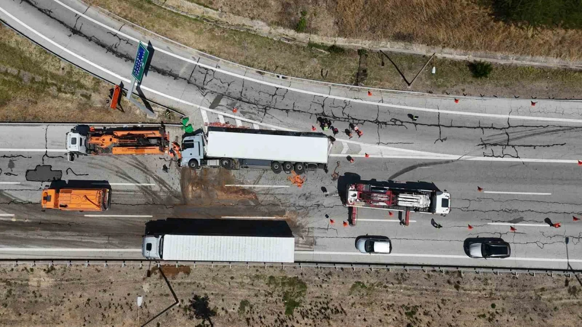 Meyve yüklü tır devrildi: Avrupa Otoyolu Havsa'da kapandı