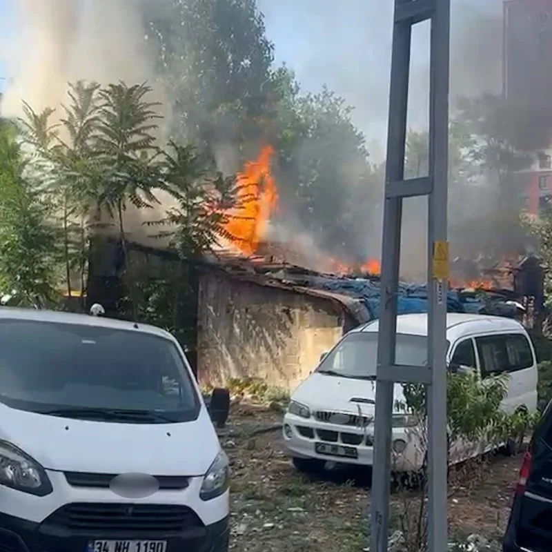 Gaziosmanpaşa'da iki gecekondu yandı, can kaybı olmadı