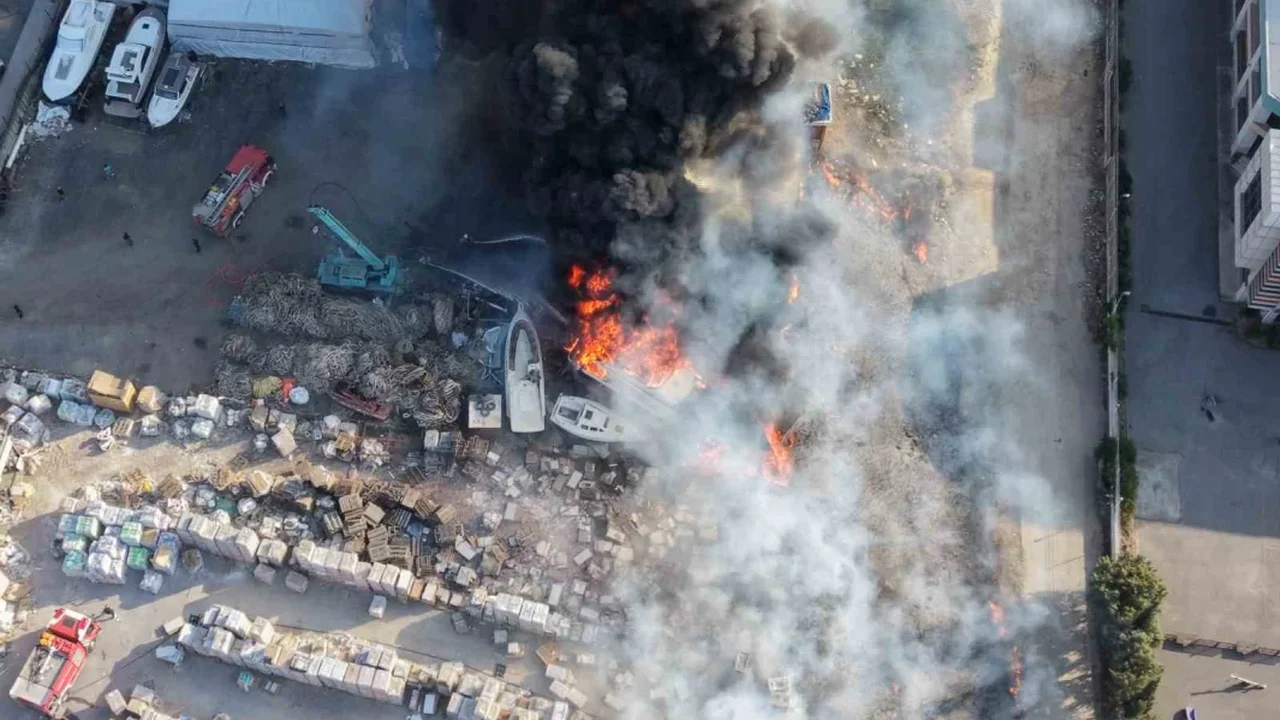 Tuzla'da çıkan otluk yangını teknelere sıçradı